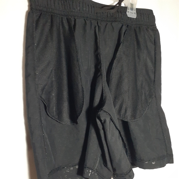 Under Armour Loose Black Medium Shorts - Picture 7 of 16